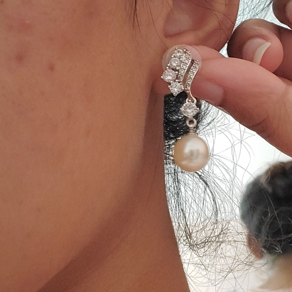 Tear drop style earrings with pearl - Picture 3 of 3